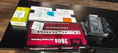 de nombreux appareils électroniques posés sur une table dans la pièce
