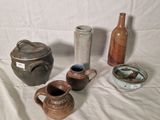 de nombreux types de vases sur la table