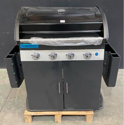 un barbecue noir à deux brûleurs posé sur une palette, à côté d'un mur noir