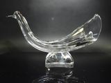 un oiseau en verre posé sur une table