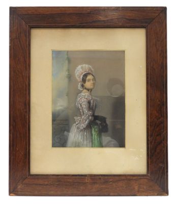 une vieille photo d'une femme en robe blanche et avec un chapeau