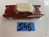 une petite voiture miniature avec un numéro sur le côté