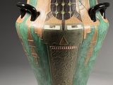 un vase orné d'un motif posé sur une table