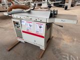 une machine posée sur une table dans un entrepôt