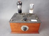 une petite boîte en bois surmontée d'une ampoule