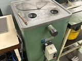 une machine placée au milieu d'une pièce