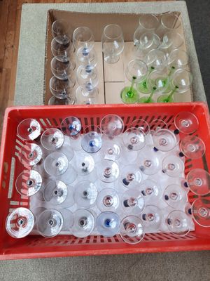 de nombreux verres à vin vides dans un panier posé sur la table