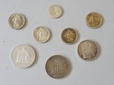 cinq types de pièces différents sur une surface blanche