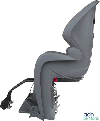 une image représentant une chaise sur laquelle est assise une personne
