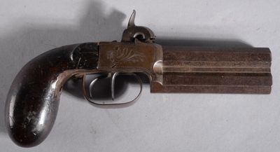 gros plan d'un pistolet sur une table à fond blanc