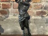 statue en bronze représentant un homme tenant une batte de baseball, posée sur un socle en marbre