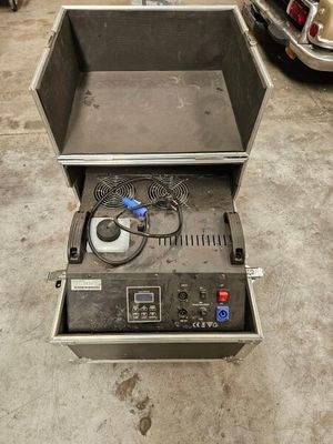 une boîte métallique contenant une machine, dans un garage