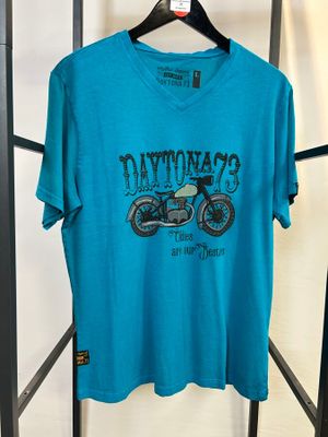 Le t-shirt est bleu et il y a une moto dessus.