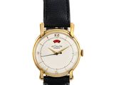 gros plan d'une montre sur une surface blanche avec un bracelet noir