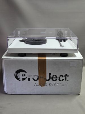 une boîte blanche contenant un tourne-disque