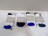 Quatre paires de chaussettes pour homme sont posées sur une table.