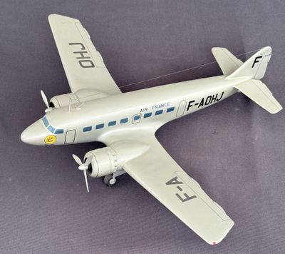 un avion jouet posé sur une table