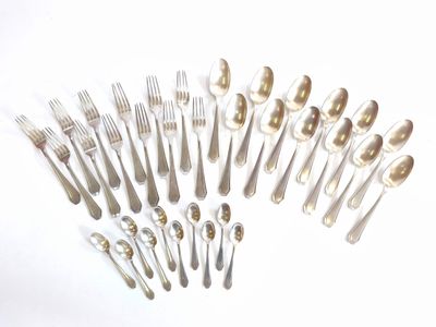un grand nombre de cuillères et de fourchettes en argent disposées en cercle