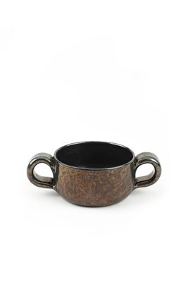 un gros plan d'une tasse à anses sur fond blanc