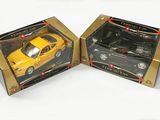deux boîtes contenant chacune une petite voiture jaune