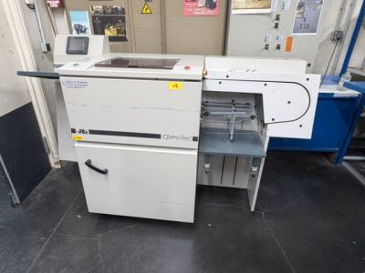une machine qui se trouve à l'intérieur d'un bâtiment