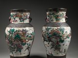 paire de vases chinois avec des fleurs et des oiseaux peints dessus