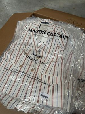 une boîte contenant une chemise emballée dans du plastique