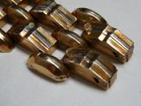 un gros plan sur un bouquet de clochettes métalliques posées sur une table