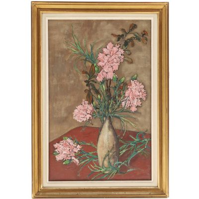 tableau représentant des fleurs roses dans un vase posé sur une nappe rouge
