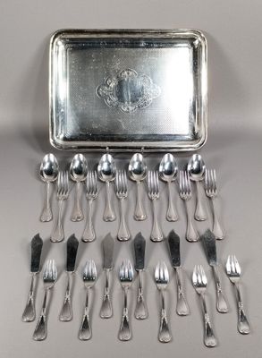 beaucoup de fourchettes et de cuillères sur la table