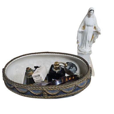 un petit plateau sur lequel se trouve une statuette représentant une femme