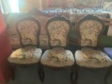 trois chaises dont le dossier est recouvert d'un tissu à motifs floraux et dont le dossier est recouvert d'un tissu à motifs floraux