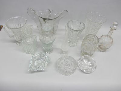 un grand nombre d'objets en verre posés sur une table