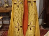 un manteau accroché à un cintre dans une pièce