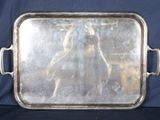 un plateau en argent orné d'un miroir sur fond bleu