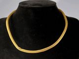 gros plan d'un collier sur un mannequin mannequin