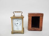 deux petites horloges posées l'une à côté de l'autre sur une table