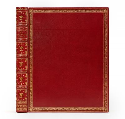 un livre en cuir rouge avec des finitions dorées et une bordure dorée