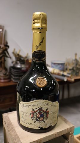Une bouteille de Fine Champagne Albert Lebrun