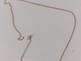 un collier en or dont la chaîne a été coupée en deux