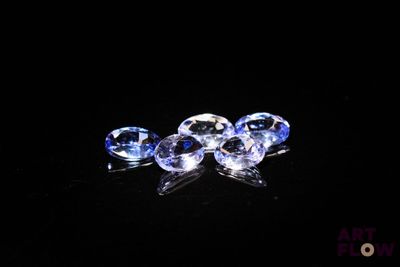 trois perles bleues et en cristal transparent sur un fond noir
