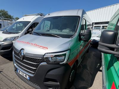 de nombreuses camionnettes garées les unes à côté des autres sur un parking