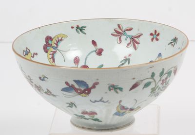 CHINE, fin XIXe siècle Bol à paroi évasée sur petit talon, à…