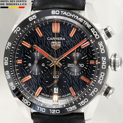 Gros plan sur une montre à cadran noir