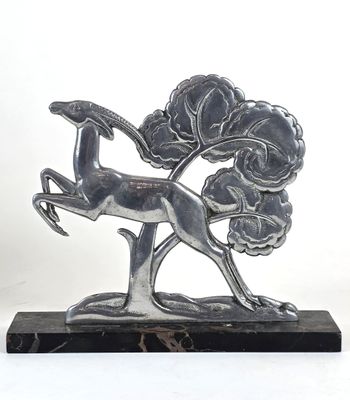 une image représentant une statue de cerf avec un arbre en arrière-plan