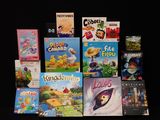 de nombreux livres pour enfants qui se trouvent sur une surface noire