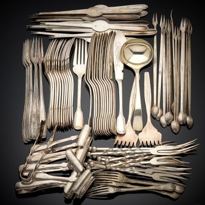beaucoup de fourchettes et de cuillères sur la table