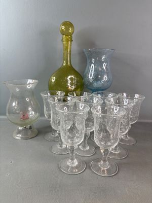Les bouteilles et les verres sont alignés les uns à côté des autres sur une table.