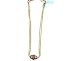gros plan d'une paire de boucles d'oreilles sur fond blanc