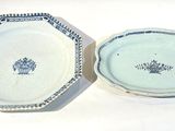 deux assiettes posées côte à côte sur une table